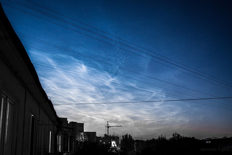 Серебристые облака над городскими кварталами. Фото: vk.com/astro_samara