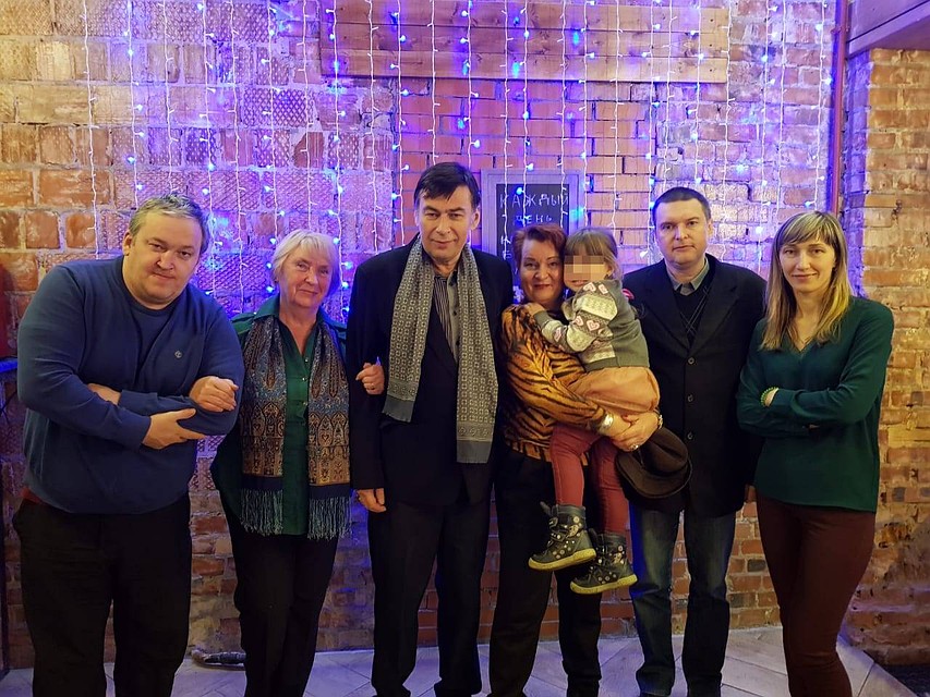 Слева от Вячеслава его нынешняя жена, справа от него - предыдущая жена (дочь пенсионерки) Фото: СОЦСЕТИ