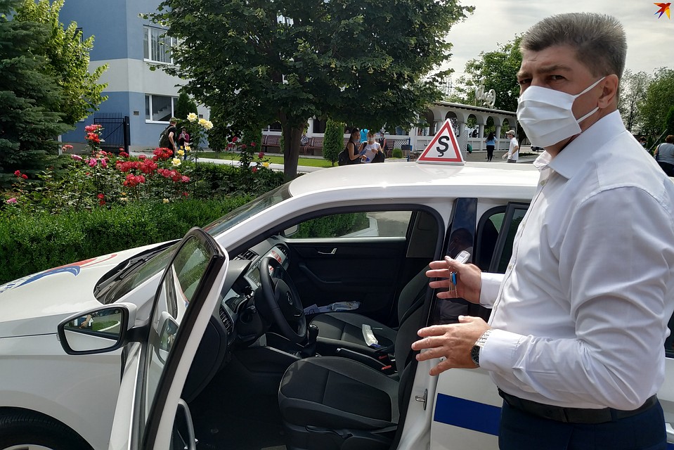 Виктор Колин показал, где в экзаменационном автомобиле расположены видеокамеры, - они повсюду Фото: Наталья СИНЯВСКАЯ