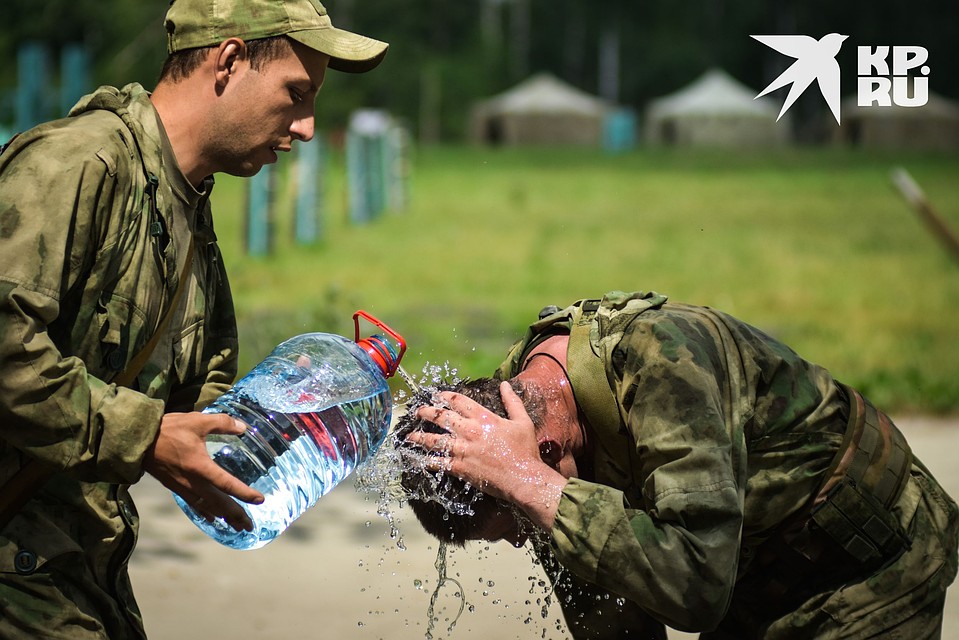 После марш-броска снова водные процедуры. Фото: Алена МАРТЫНОВА