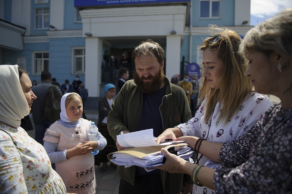 По словам сторонников отца Сергия, за три дня они собрали 6000 подписей в его поддержку Фото: Алексей БУЛАТОВ