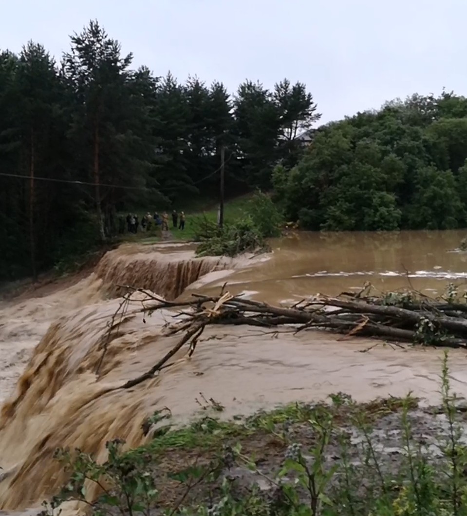 Потоки воды и грязи подтопили 29 домов. Фото: социальные сети