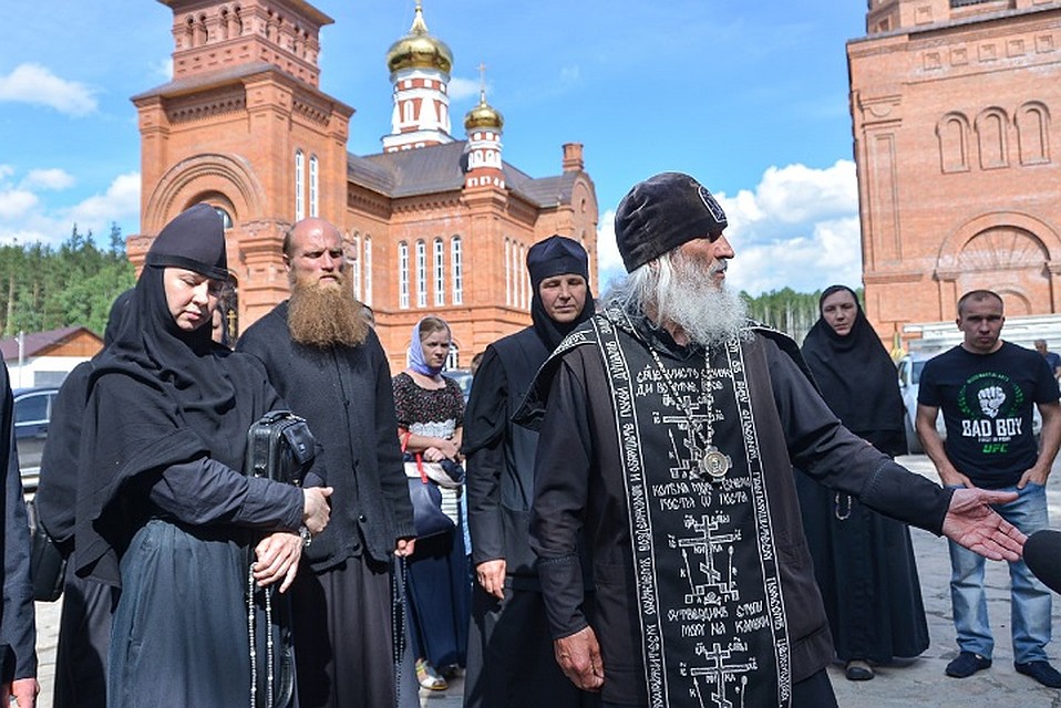Отца Сергия постоянно сопровождает свита Фото: Алексей БУЛАТОВ