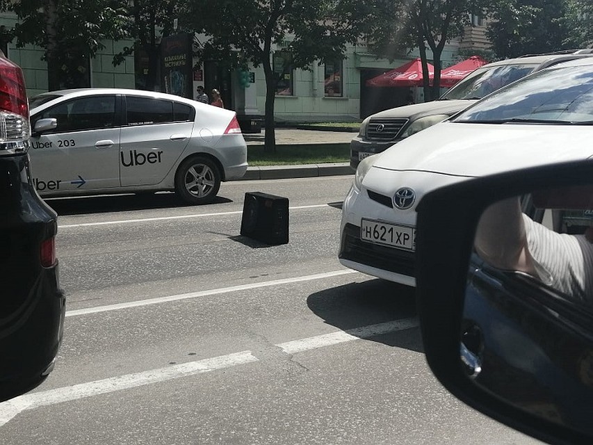 Кому-то не хватило мощности клаксона и он выставил колонку Фото: Екатерина СЕЛИВАНОВА