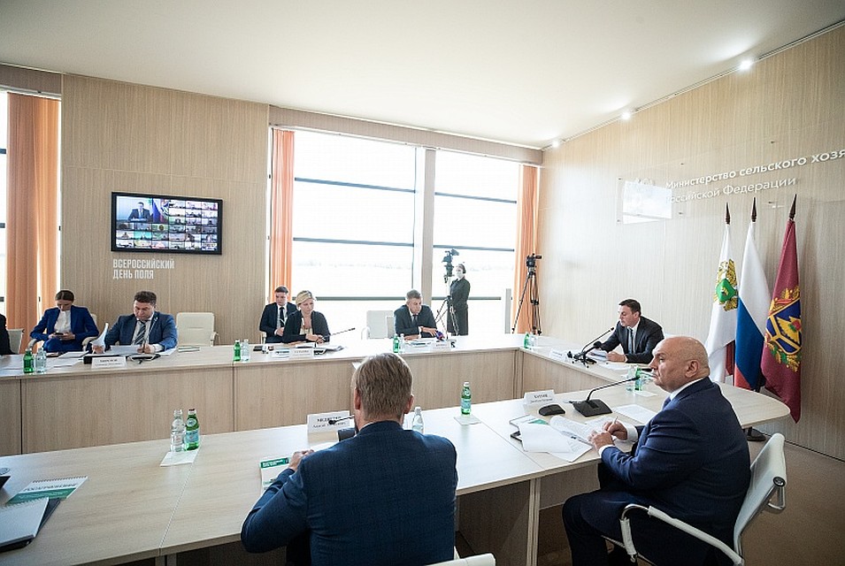Представители ведущих агрофирм России, селекционеры, производители сельскохозяйственной техники, оборудования и химикатов делились лучшими наработками, обменивались опытом и общались на деловых площадках.