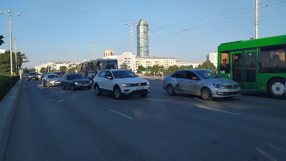 Движение по проспекту Ленина в сторону ВИЗа пока затруднено Фото: Евгений СТОЯНОВ