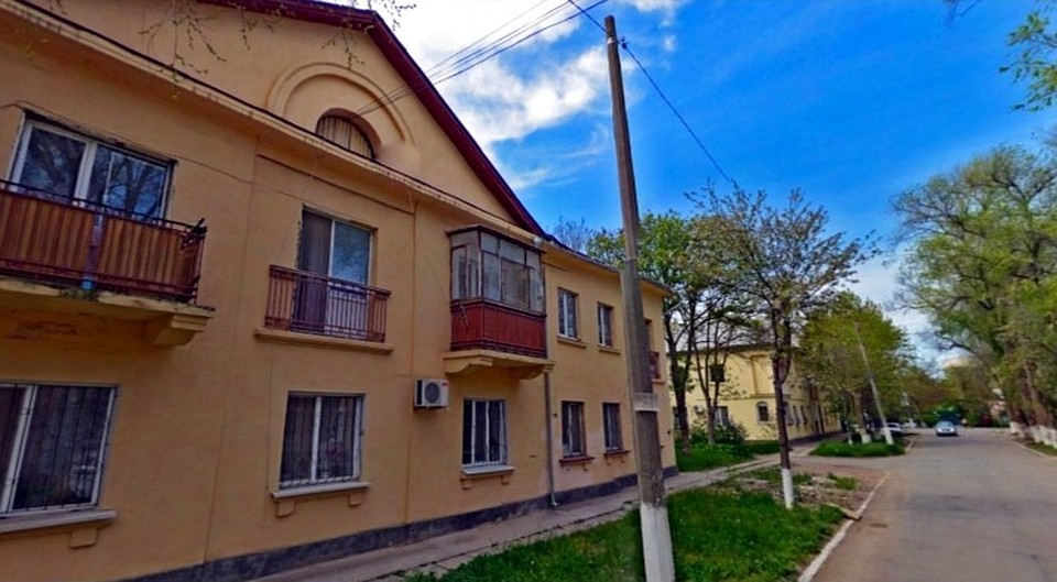 Драка произошла под окнами этого дома в Сках. Фото: Яндекс.Карты.