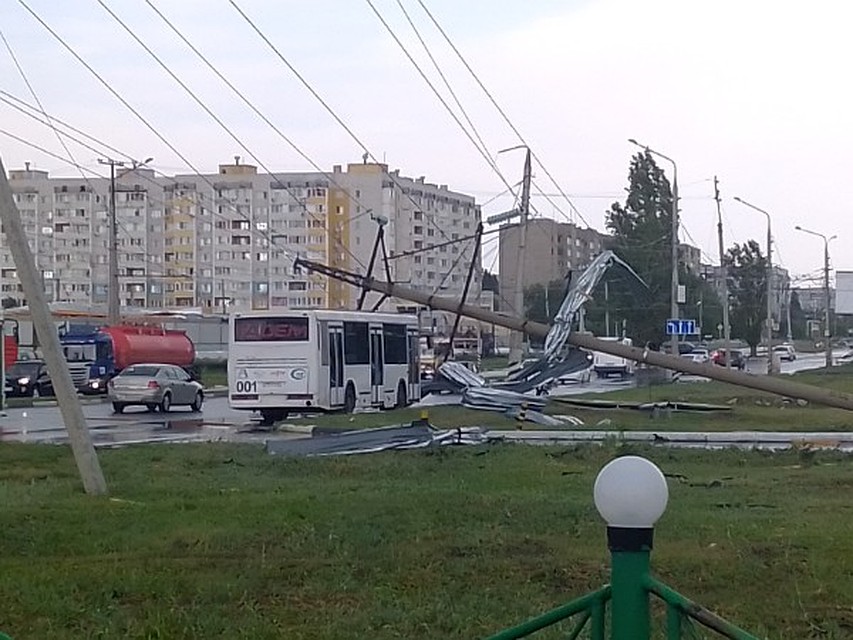 Мачта освещения упала на автобус. Фото соцсетей