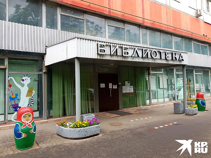 В сентябре две матрешки возле городской библиотеки превратятся в книжных котов. Фото: Алиса ТИТКО