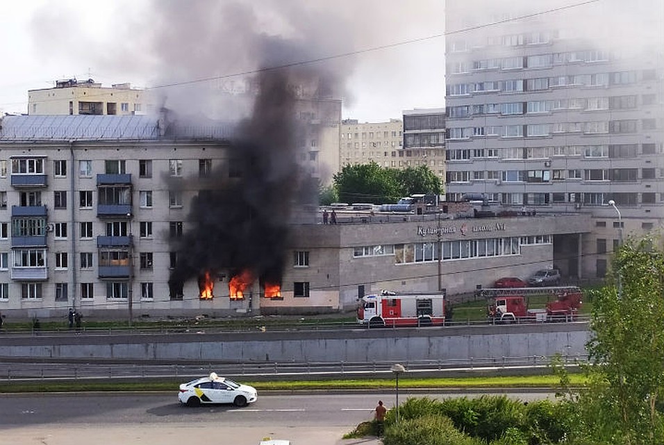 Пламя охватило квартиру на первом этаже пятиэтажки Фото: СОЦСЕТИ