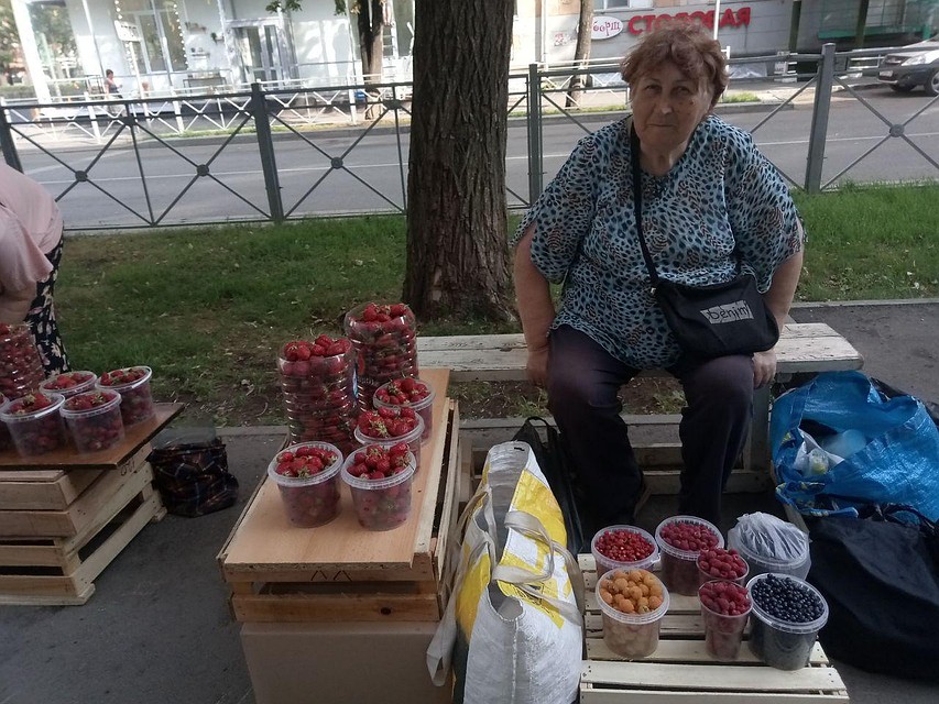 На улице 1-й Красноармейской ягоды из деревни Оборино. Фото: Анна МАЛЫШЕВА