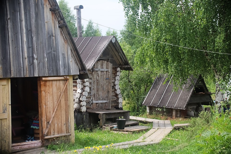 Между строениями в усадьбе проложены тротуары из деревянных плах. Фото: Василий Вахрин