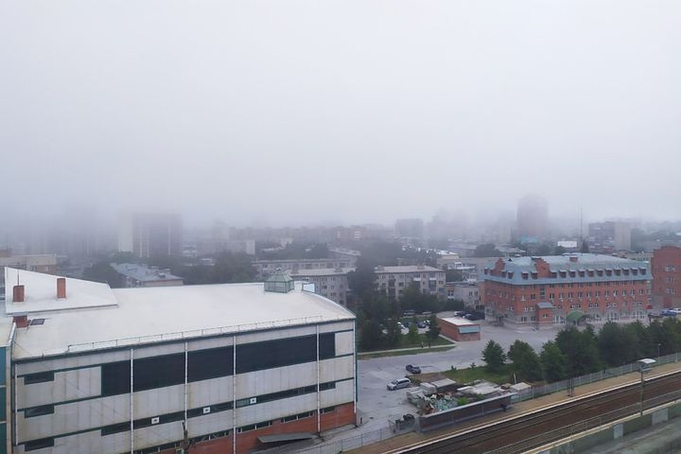 Видно только ближайшие здания, чуть дальше - мгла. Фото: Вадим АЛЕКСЕЕВ