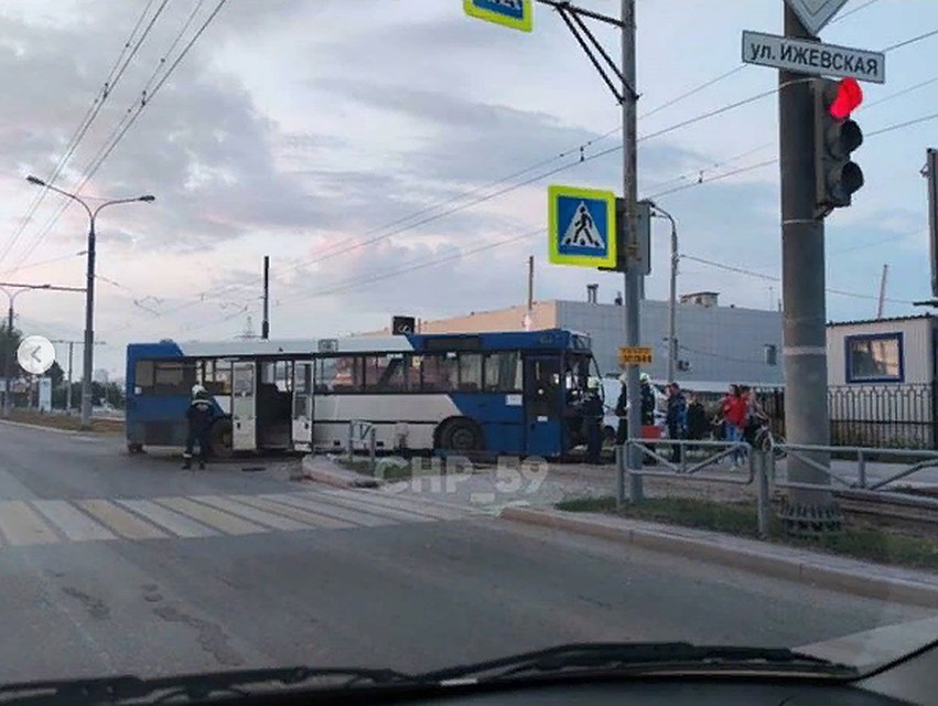 В ДТП пострадали 4 человека.