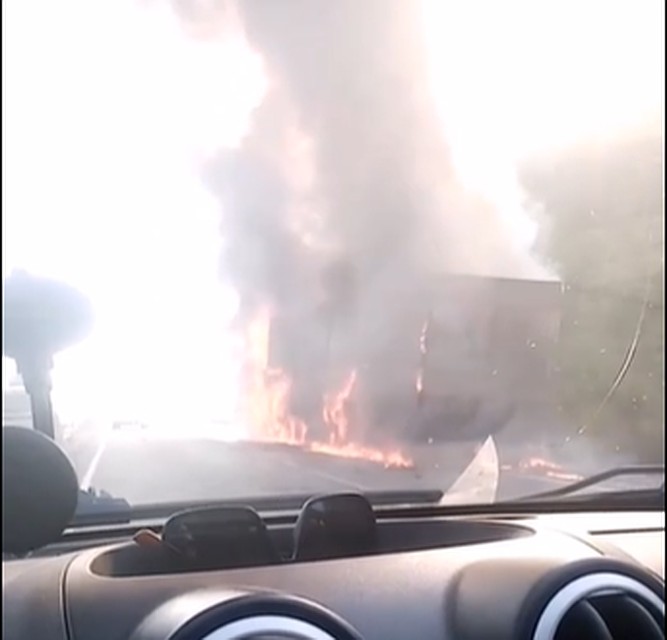 Машина выгорела полностью. Фото: кадр видео https: vk.com/chp_dtp_perm
