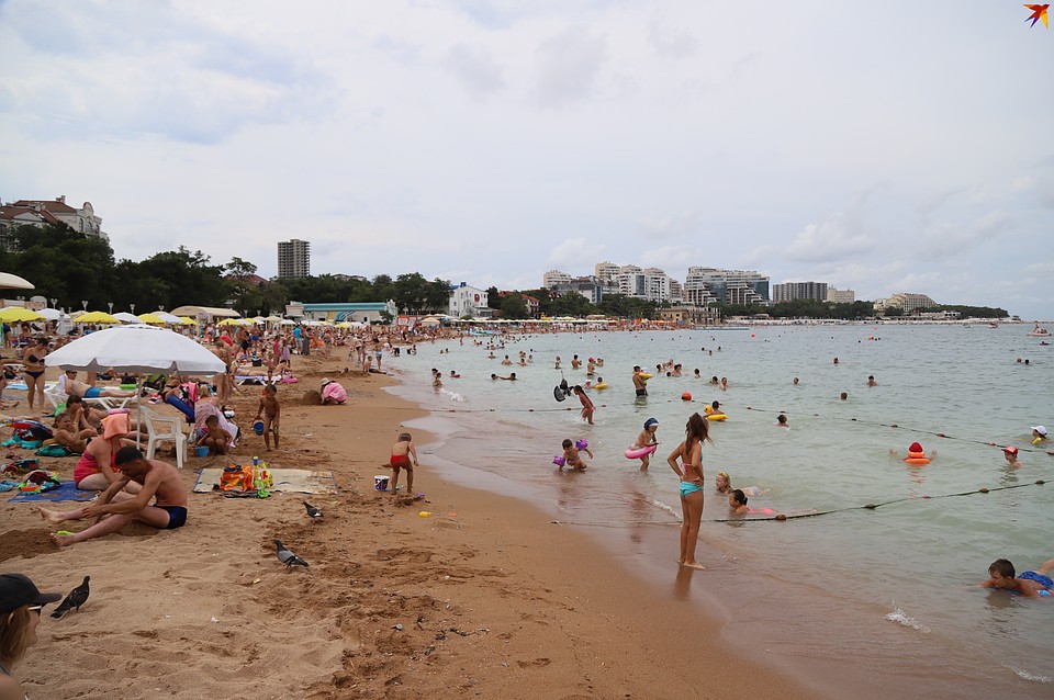Пляж Геленджика в разгар курортного сезона 2020. Фото: Виталий КАРНАУХ