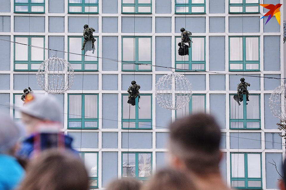 Показательные выступления десантников. Фото: Павел МАРТИНЧИК
