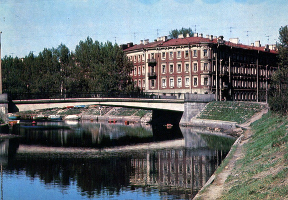 Санкт-Петербург, улица Декабристов, 57. Дом находится на набережной реки Пряжки, сейчас здесь открыта музей-квартира Блока. Здесь он жил в 1912 и до последнего дня своей жизни 7 августа 1921 года.