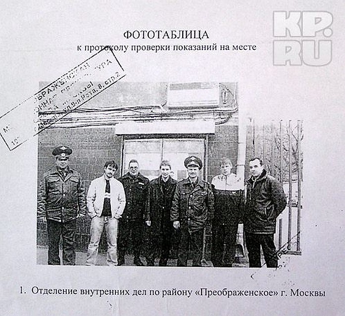 Тот самый лживый следственный эксперимент. Перепуганный Максим (в спортивном костюме, пристегнут к милиционеру наручниками) показывает, «как убивал Лаврика» (9 фотографий).