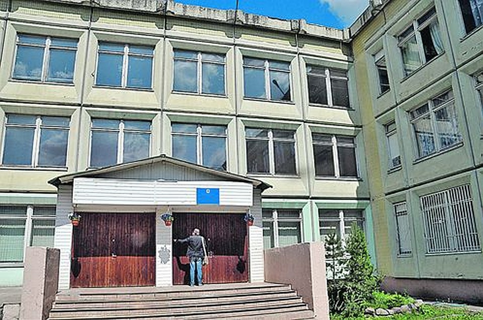На пороге Центра образования №264 полиция и задержала студентов-дублеров.
