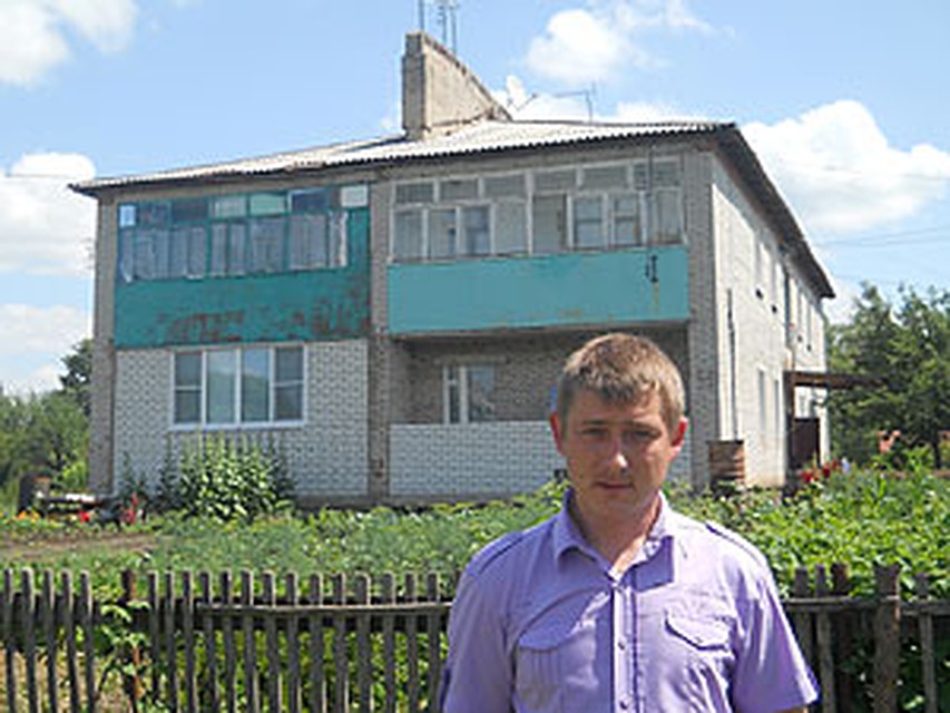 Иван Загуменников, старший оперуполномоченный уголовного розыска по городу Рассказово, у дома, в котором разыгралась кровавая драма.