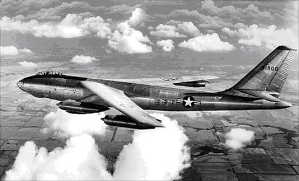 Самолет-разведчик RB-47 в полете.