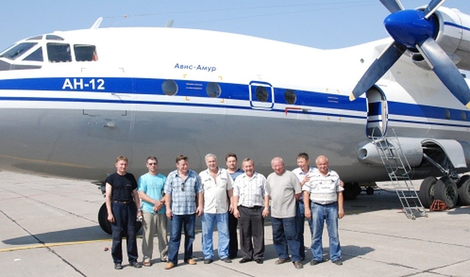 На снимке - 9 членов экипажа Ан-12. Следствие пытается узнать, кем же на самом деле были двое граждан, сопровождавших груз