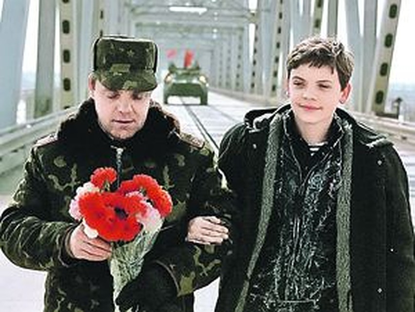 1989 год. Вывод советских войск из Афганистана. Командующего 40-й армией Бориса Громова встречает его старший сын Максим.