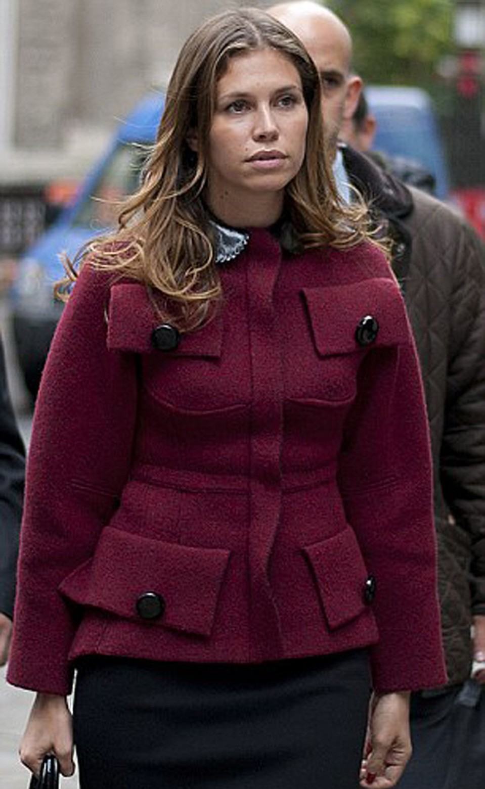 Даша пришла в суд в бордовом жакете с интересными деталями. Фото: Daily Mail.