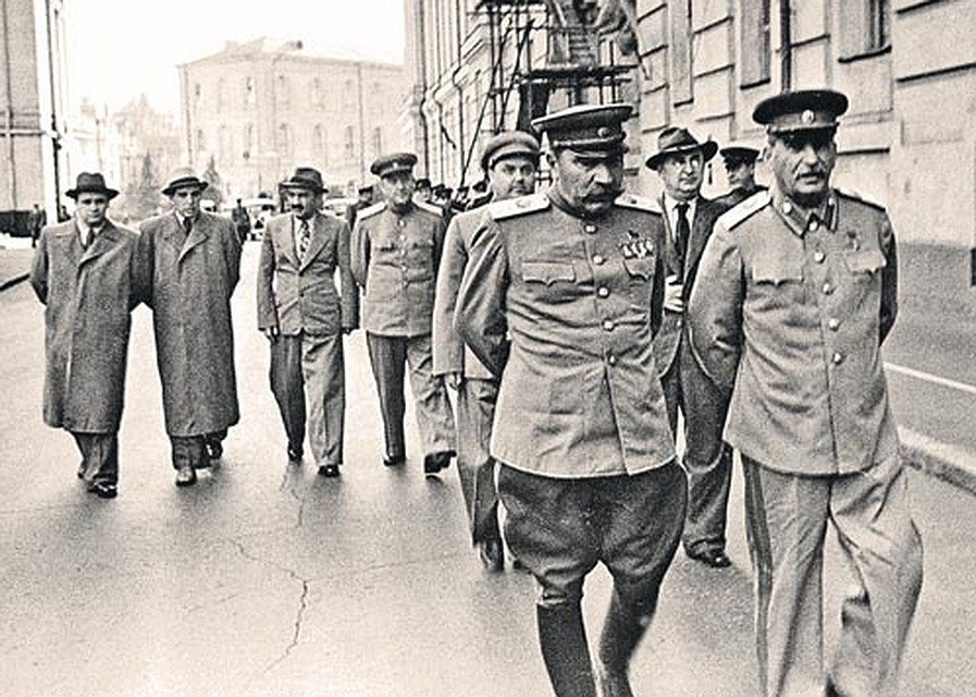 Неизвестный дневник Буденного (на фото - слева от Сталина) показывают начало войны с непривычной стороны. Фото: РИА Новости