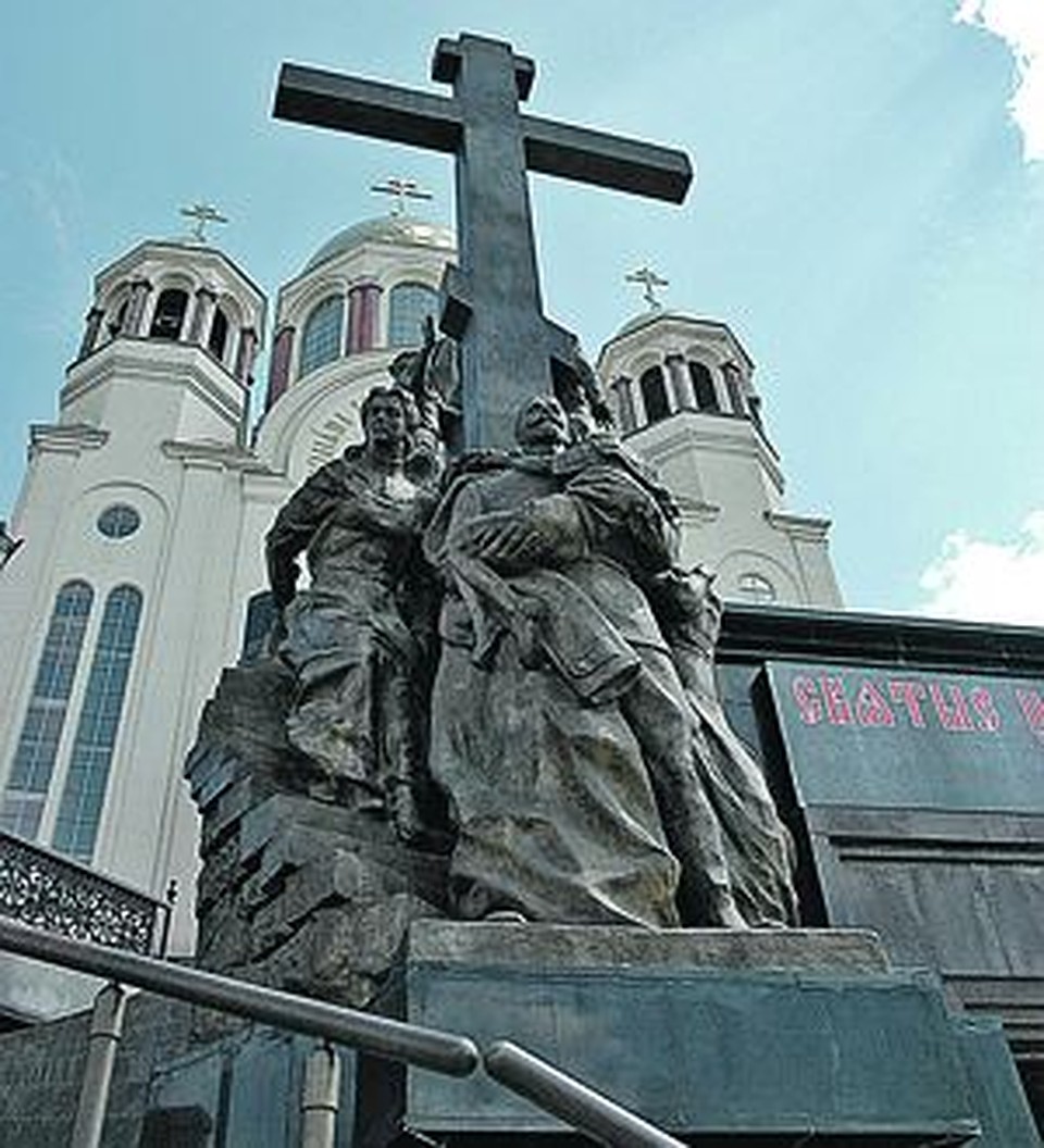 Сегодня в Екатеринбурге на месте снесенного Ипатьевского дома стоит православный Храм-на-крови.