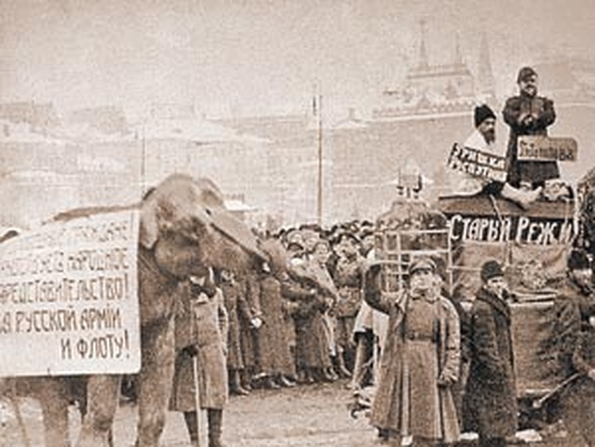 Демонстрация в феврале 1917 года. Как говорится, найдите отличия с декабрем 2011-го на фото слева. Фото: РИА Новости