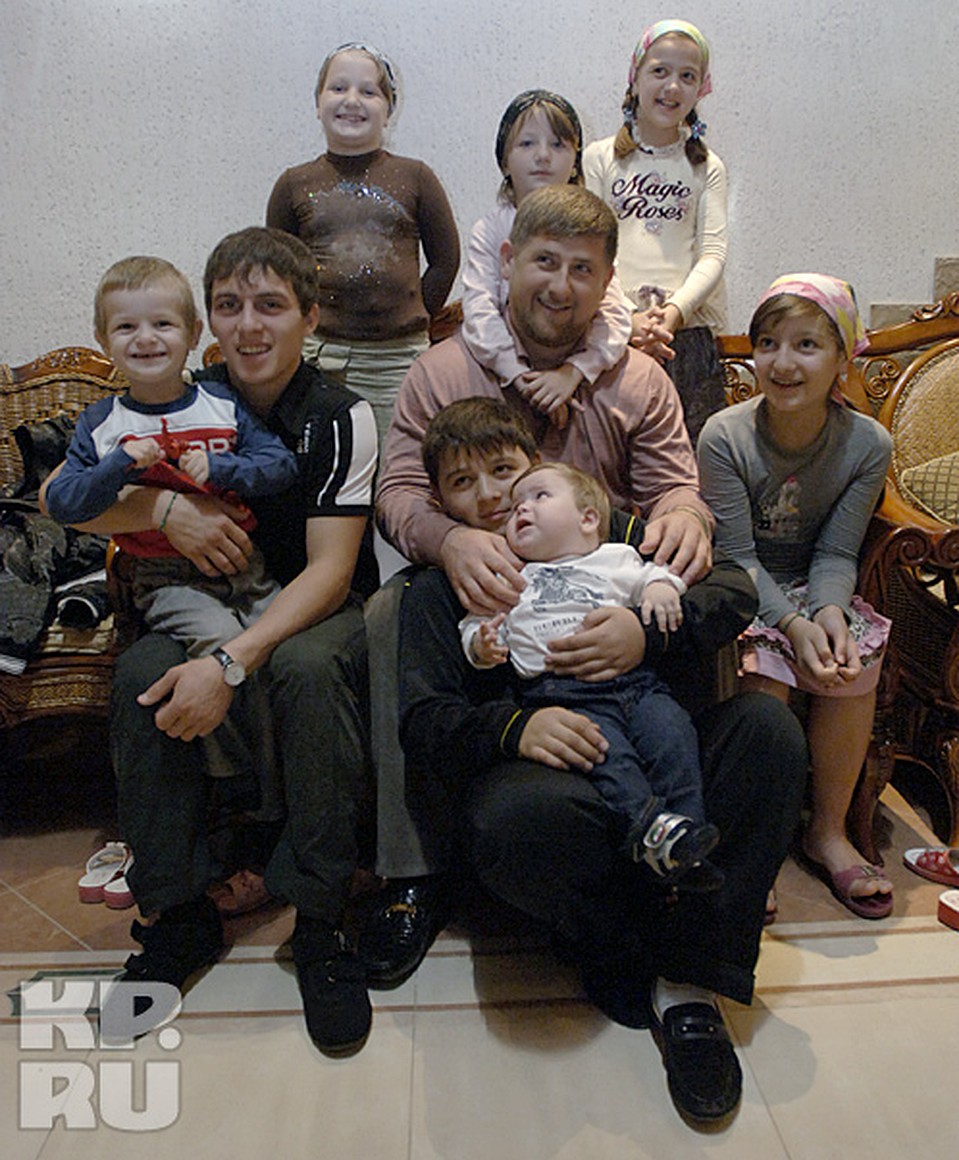 Рамзан Кадыров: «У меня большая семья, которой сейчас мало уделяю внимания, восемь детей…» Фото: Олег РУКАВИЦЫН