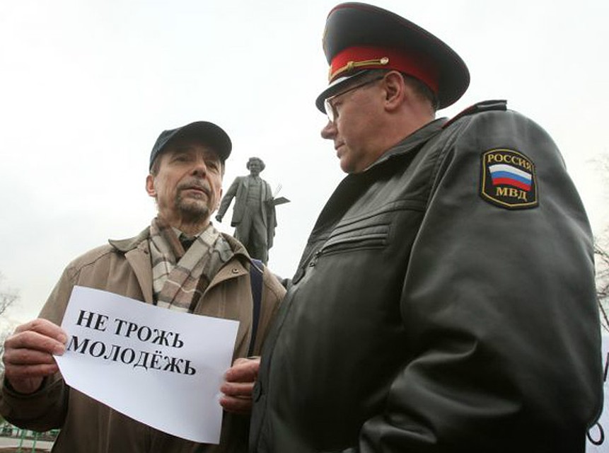 Лев Пономарев вышел на Болотную площадь отстаивать идеалы и принципы. Теперь мы знаем от него самого, кто их оплачивает. Фото: РИА Новости
