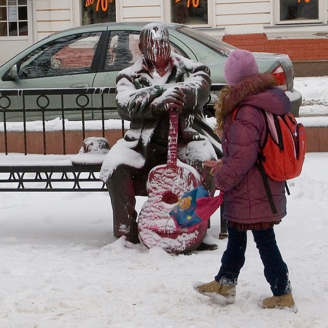 Памятник для многих был неугоден. То краской обольют...