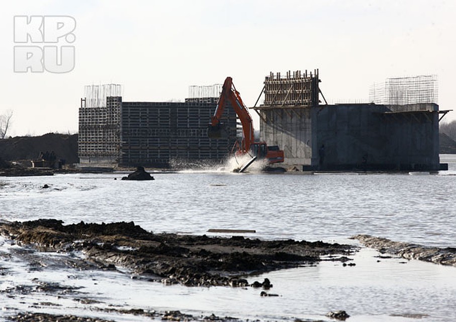 На реке уже стали строить мост. Уже видны опоры будущего сооружения