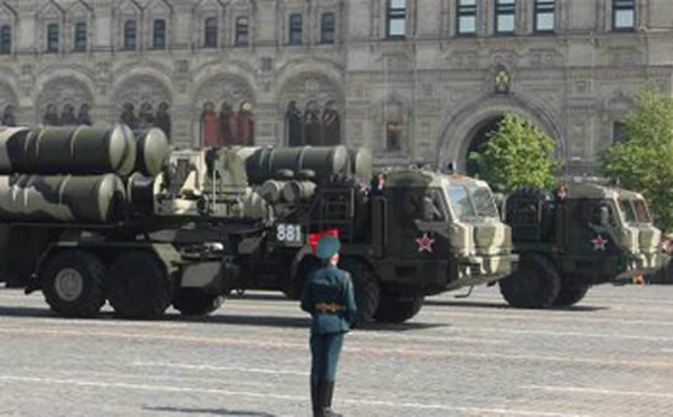 Знаменитые зенитно-ракетные комплексы С-400 - один из ответов России на ПРО, они могут достать любую цель на расстоянии до 400 километров.