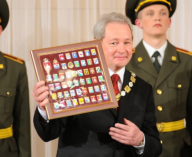Помимо прочего Басаргину подарили коллекцию гербов районов Пермского края. Фото: Алексей ЖУРАВЛЕВ