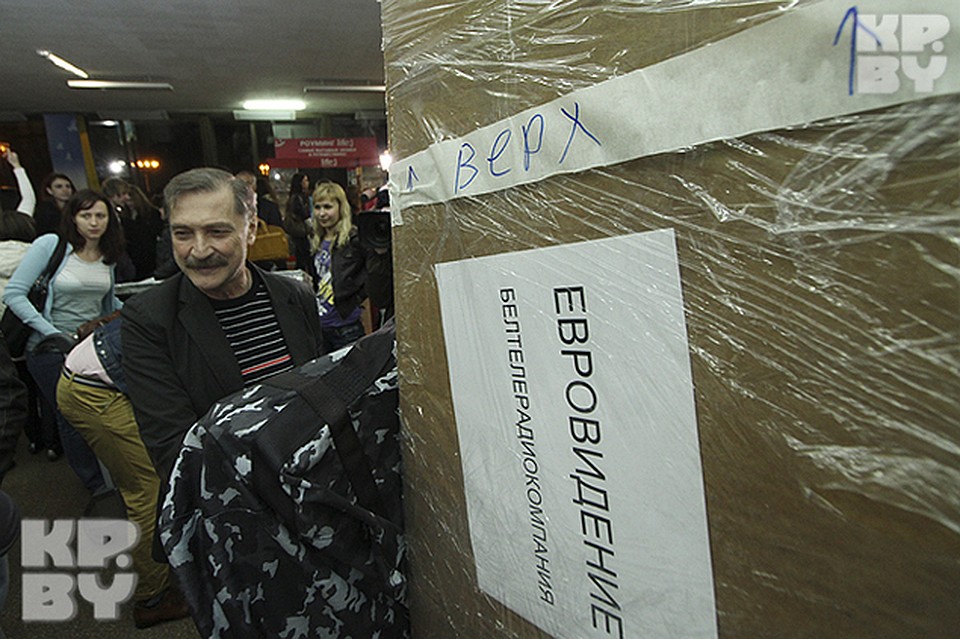 Руководитель проекта «Еврофест» Александр Тиханович заметил «Комсомолке», что результат в этом году должен быть хорошим. В Баку полетели майки, кепки, конфеты и специальные конструкции для постановки номера Фото: Сергей ГАПОН