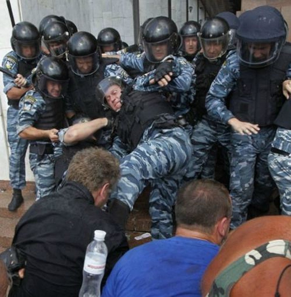 Схватки продолжались целый день. В больницу попали 14 милиционеров и 1 человек из стана митингующих. Похоже, «Беркут» решил не показывать когтей, надеясь, спустить все на тормозах. Получится ли?