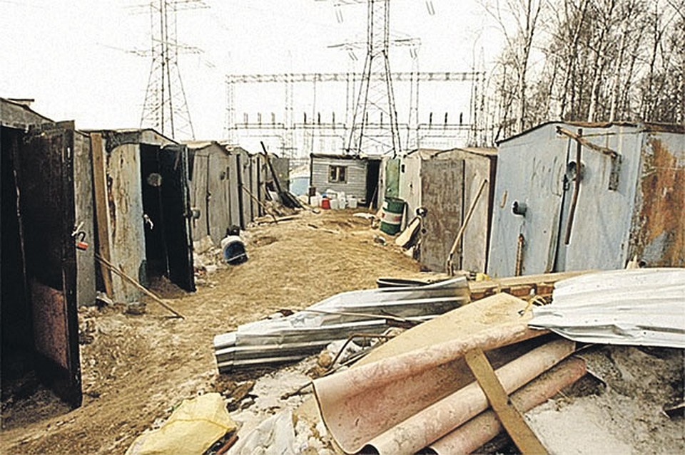 Конюшни, где держат лошадей, - «городок» старых бытовок. Животные ютятся в железных ангарах.