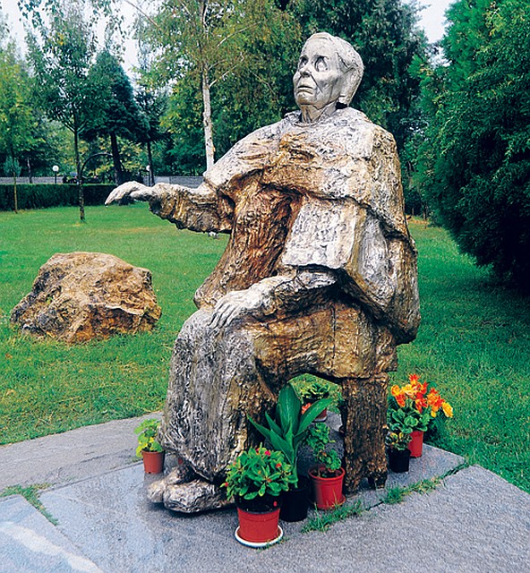 С памятником Вангелии стали происходить чудеса: недавно скульптура «заплакала». Местные жители решили, что это знак - мол, пророчица не одобряет потомков, спорящих из-за наследства. Фото: Евгения ГУСЕВА