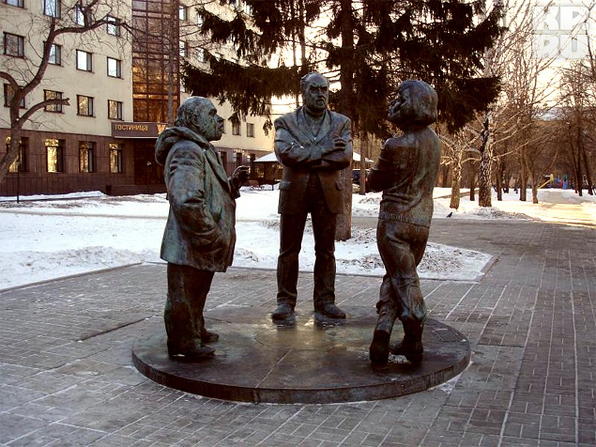 В августе 2008 года в Екатеринбурге установили эту скульптурную композицию, изображающую знаменитых уральских художников: Миша брусиловский, Виталий Валович, Герман Метелев (слева направо). Фото: Алексей БУЛАТОВ