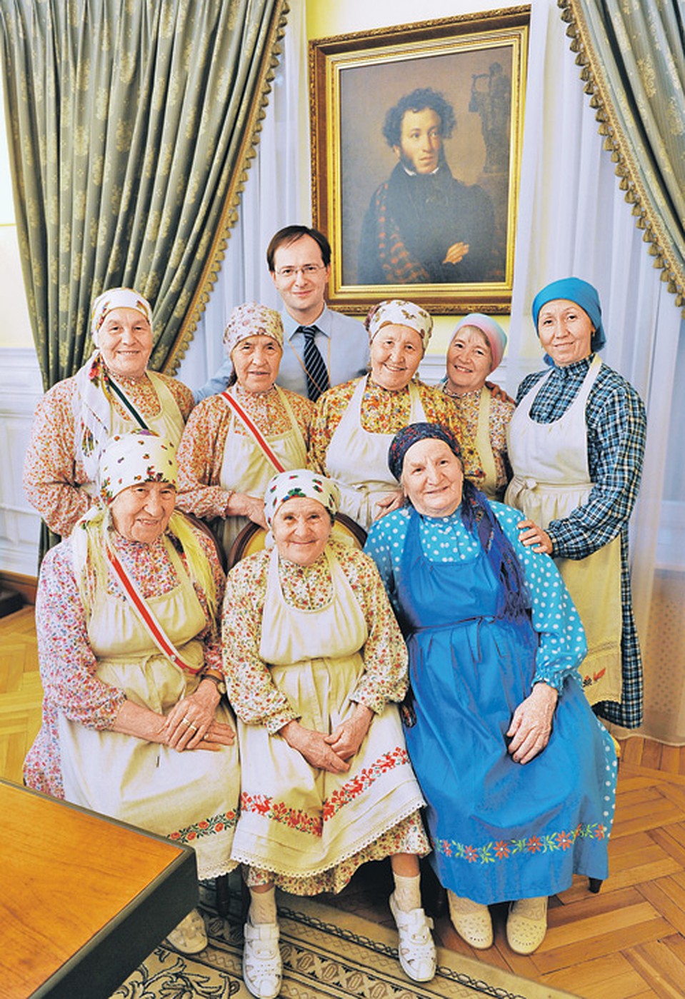 Участницы «Евровидения-2012» «Бурановские бабушки» в гостях у министра культуры Владимира Мединского. Фото: Владимир ВЕЛЕНГУРИН