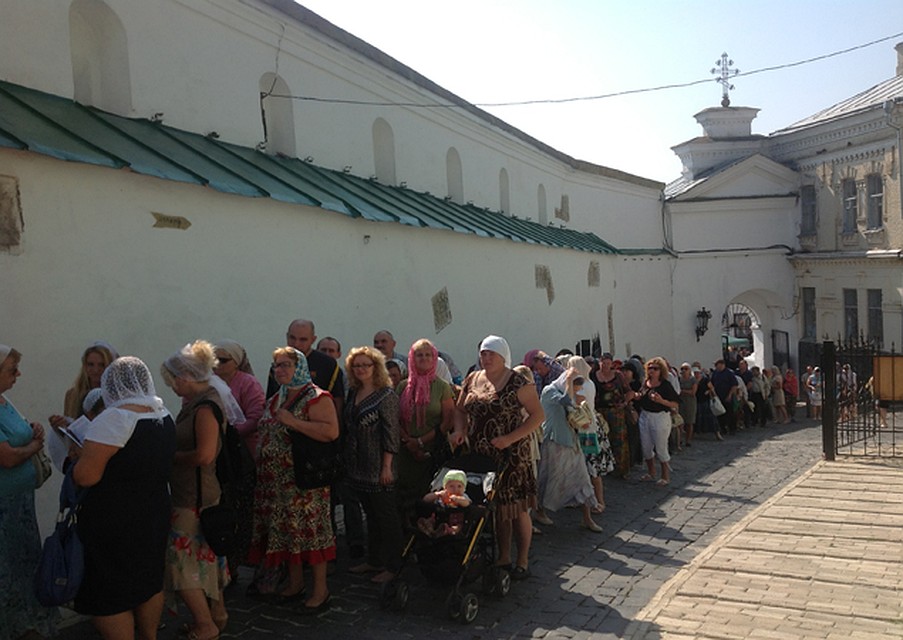 Очередь к кресту Андрея Первозванного в Киево-Печерской лавре