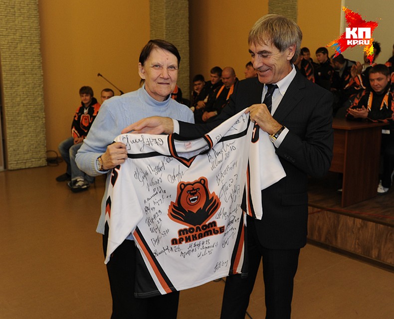 Бабу Галю всегда монно увидеть на матчах "Молота" Фото: Алексей ЖУРАВЛЕВ