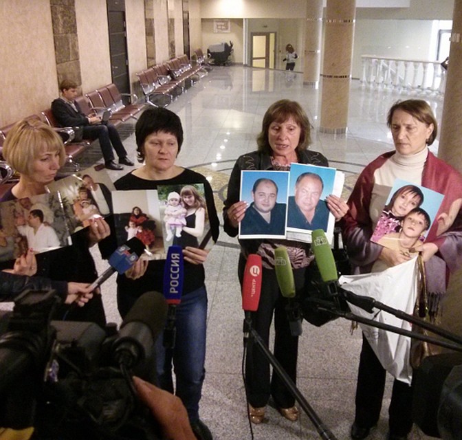 Родственники погибших от рук банды пришли в суд с фотографиями своих близких