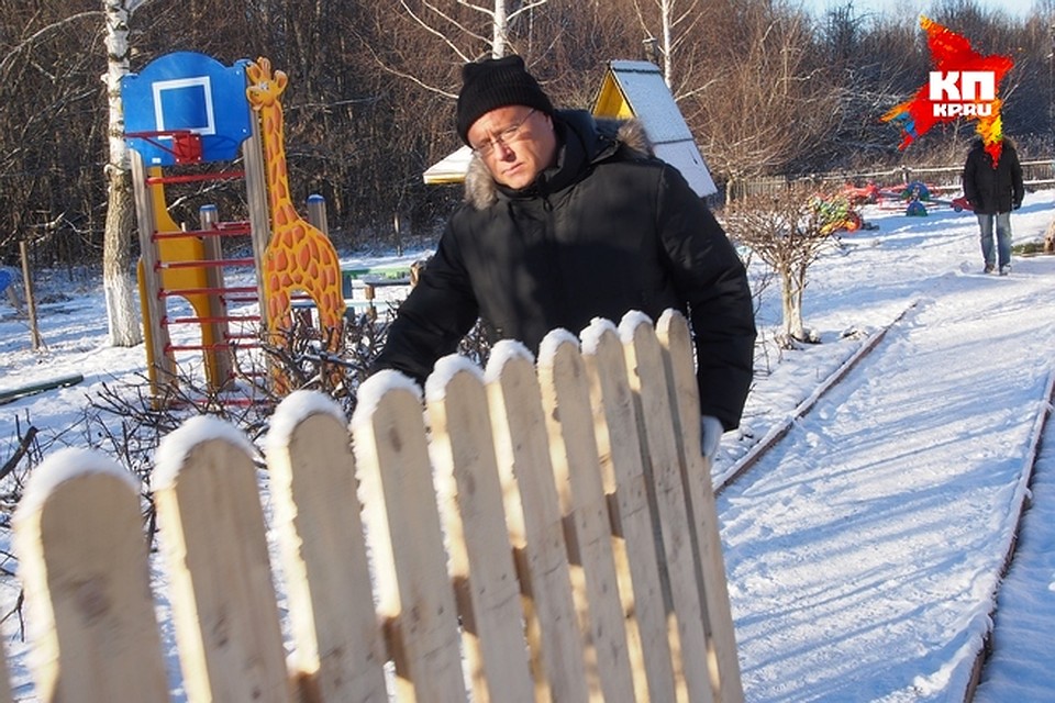 Пока воспитатели знакомятся с игрушками, тащим забор - сегодня