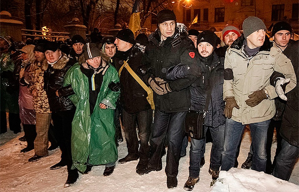 В первых рядах оппозиции, рука об руку со своими сторонниками - Владимир Кличко. Фото: REUTERS