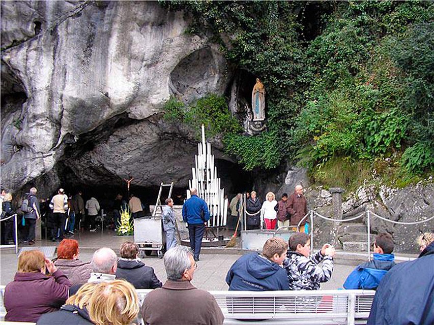 Лурдская пещера.